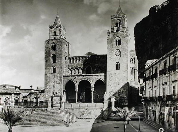 Den udvendige del af domkirken, som blev påbegyndt i 1131 af kong Roger II (død 1154) af Sicilien (s/h foto) af Italian School