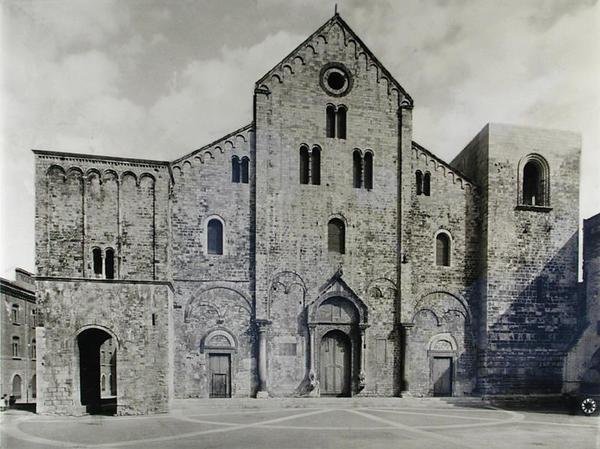 Facaden af basilikaen, grundlagt i 1087 for at modtage relikvier af St. Nicolas (s/h foto) af Italian School