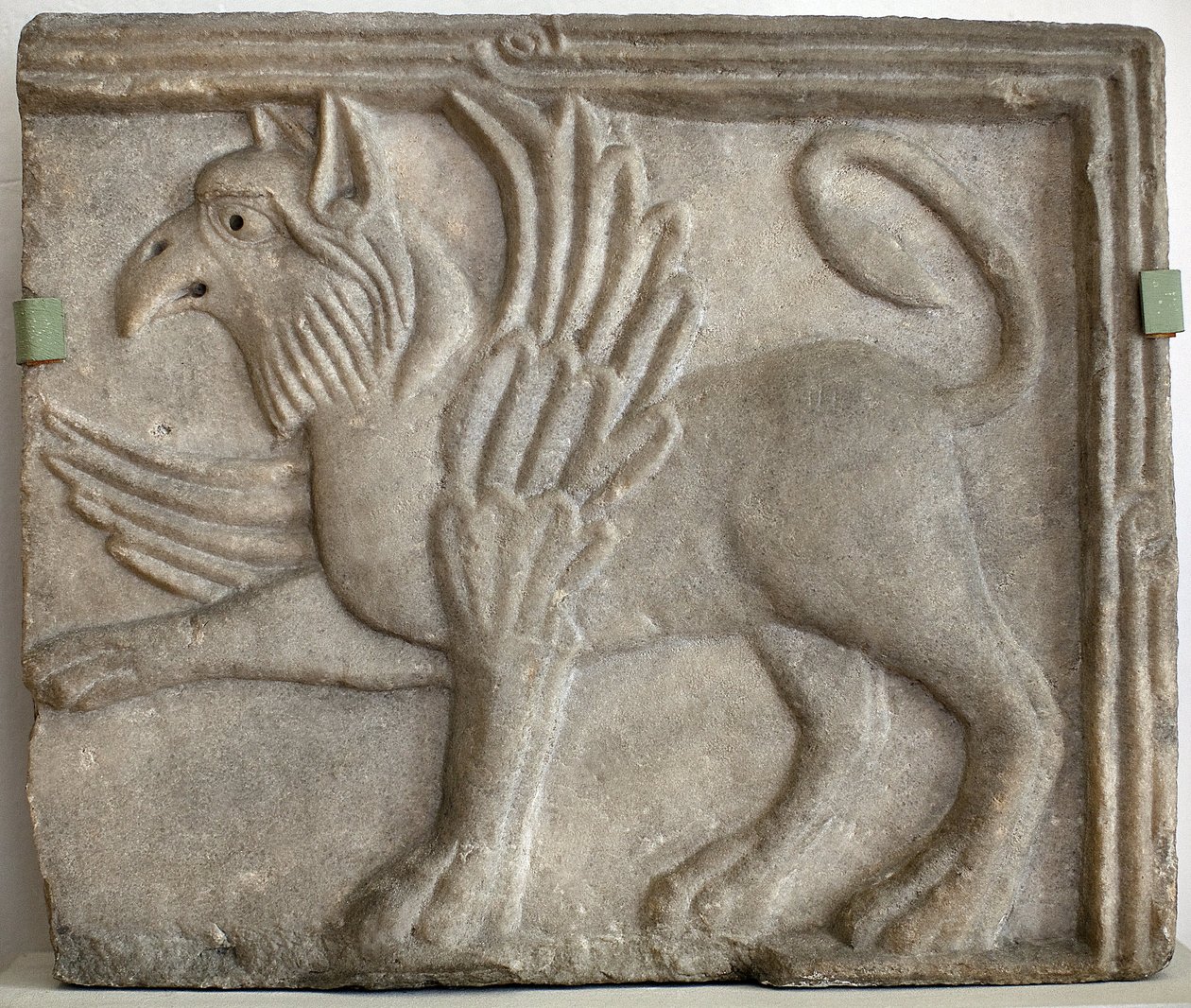 Griffon (eller grype). Lavrelief skulptureret, marmor, Venedig (Italien) 12. århundrede. Nationalgalleriet, Sternberg-paladset, Prag (Tjekkiet). af Italian School