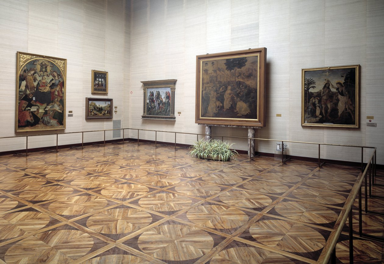 Museets sal, der præsenterer Vincis tilbedelse af magi, Kristi dåb af Verrocchio og Vinci, den hellige treenighed med jomfru og hellige af Signorelli af Italian School