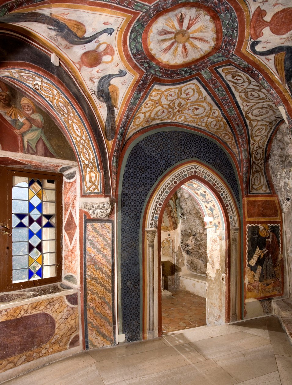 Indvendigt billede af kapellet i Saint Gregoire (Gregorio) dekoreret med fresker af byzantinske påvirkninger lavet af den romerske skole i det tidlige 13. århundrede. Klosteret Saint Benedetto (Sacro Speco), Subiaco (Rom), Italien af Italian School