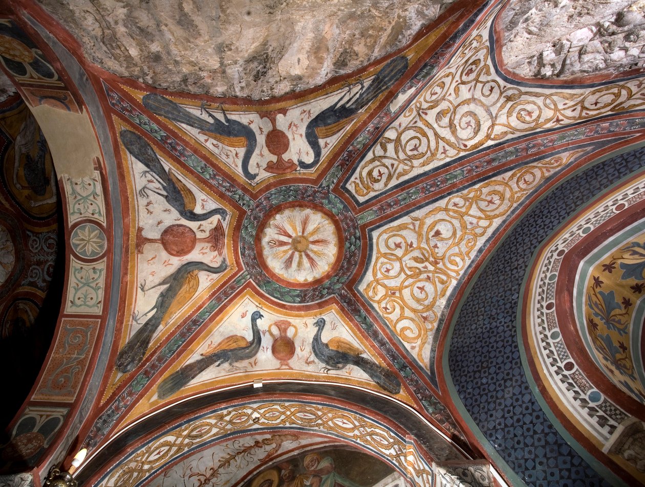 Indvendigt billede af kapellet i Saint Gregoire (Gregorio) dekoreret med fresker af byzantinske påvirkninger lavet af den romerske skole i det tidlige 13. århundrede. Klosteret Saint Benedetto (Sacro Speco), Subiaco (Rom), Italien af Italian School