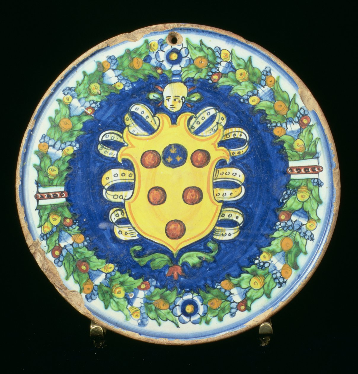 Maiolica-plade med Medici-våbenskjoldet med en kant af løv og frugt, italiensk, 1500-tallet af Italian School