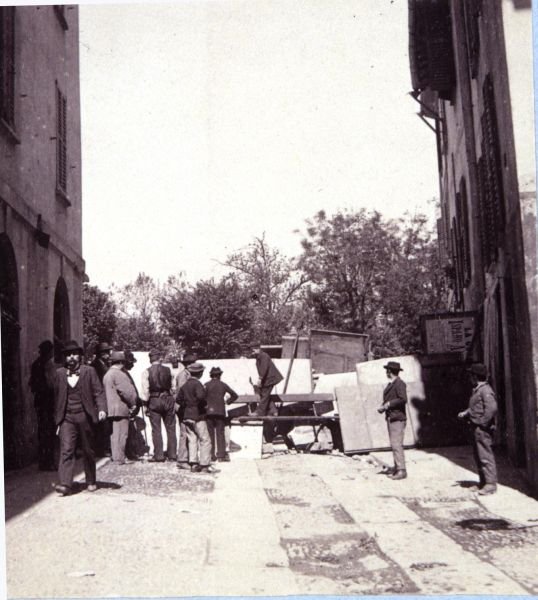 Mænd, der rejser barrikader ved Porta Garibaldi, under optøjerne i Milano, 6.-9. maj 1898 (s/h-foto) af Italian School