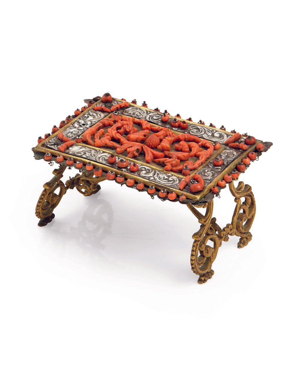 Miniaturebord til dukkehus, Trapani, anden halvdel af det 17. århundrede (forgyldt-kobber, sølvrepos og koral) af Italian School