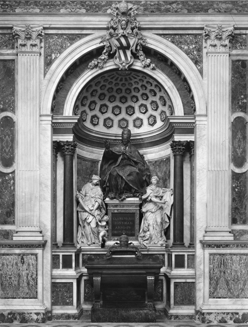 Monument til pave Clemens XII (1652-1740) med porfyr urne og søjler, fra Pantheon (bronze, marmor, porfyr) (s/h foto) af Italian School