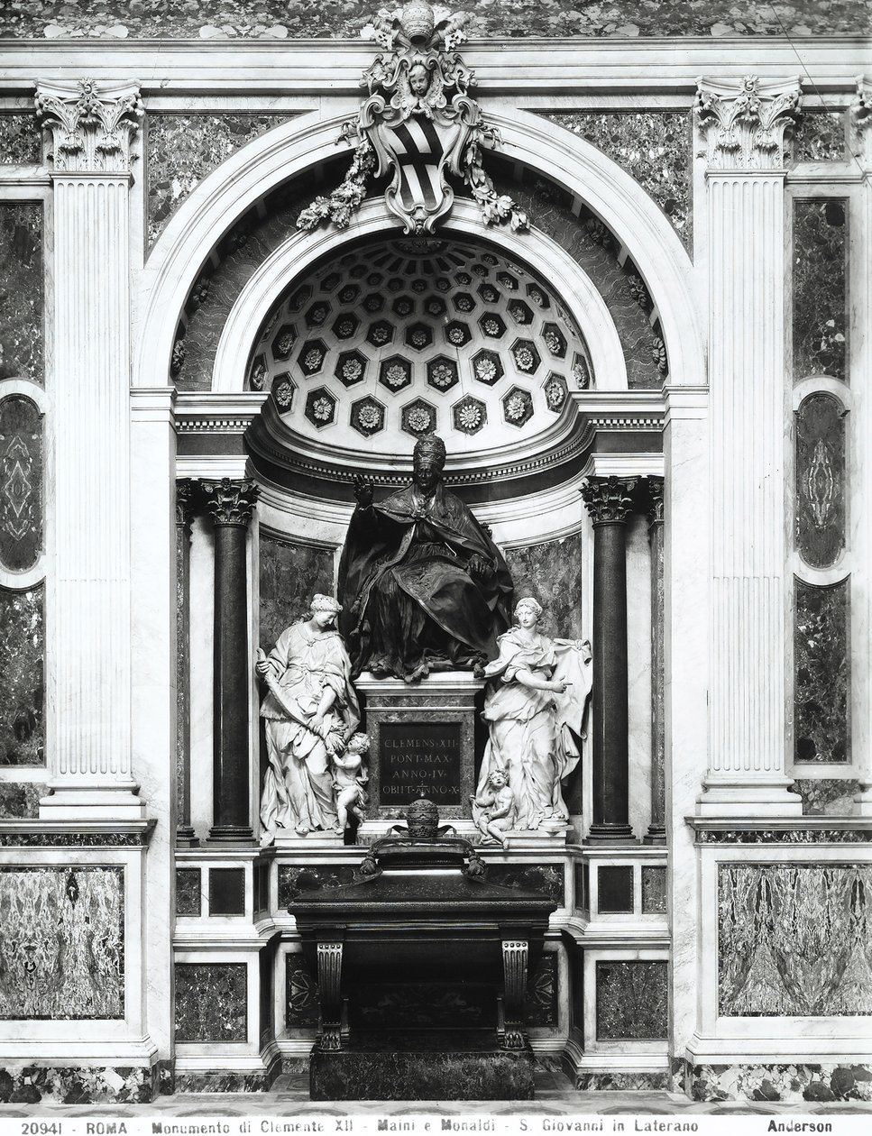 Monument til pave Clemens XII (1652-1740) med porfyr urne og søjler fra Pantheon, mellem Temperance (L.) og Prudence (R.) i Corsini Chapel (bronze, marmor, porfyr) (s/h foto) af Italian School