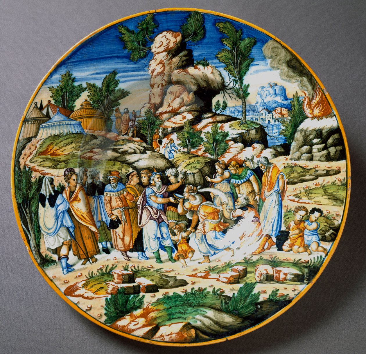 Moses rejser vand fra klippen og giver en drink til Israels folk Keramisk tallerken produceret i Urbino i værkstedet Fontana, Italien. 1560 ca. Firenze, Museo Nazionale del Bargello af Italian School