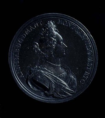 Forside af en portrætmedalje af Anna Isabella af Mantua, præget 1698. Indskrift: ANN-I SAB- D G MANT MONT CAR VIL GVAST ET C (sølv) (for bagside se 119198) af Italian School