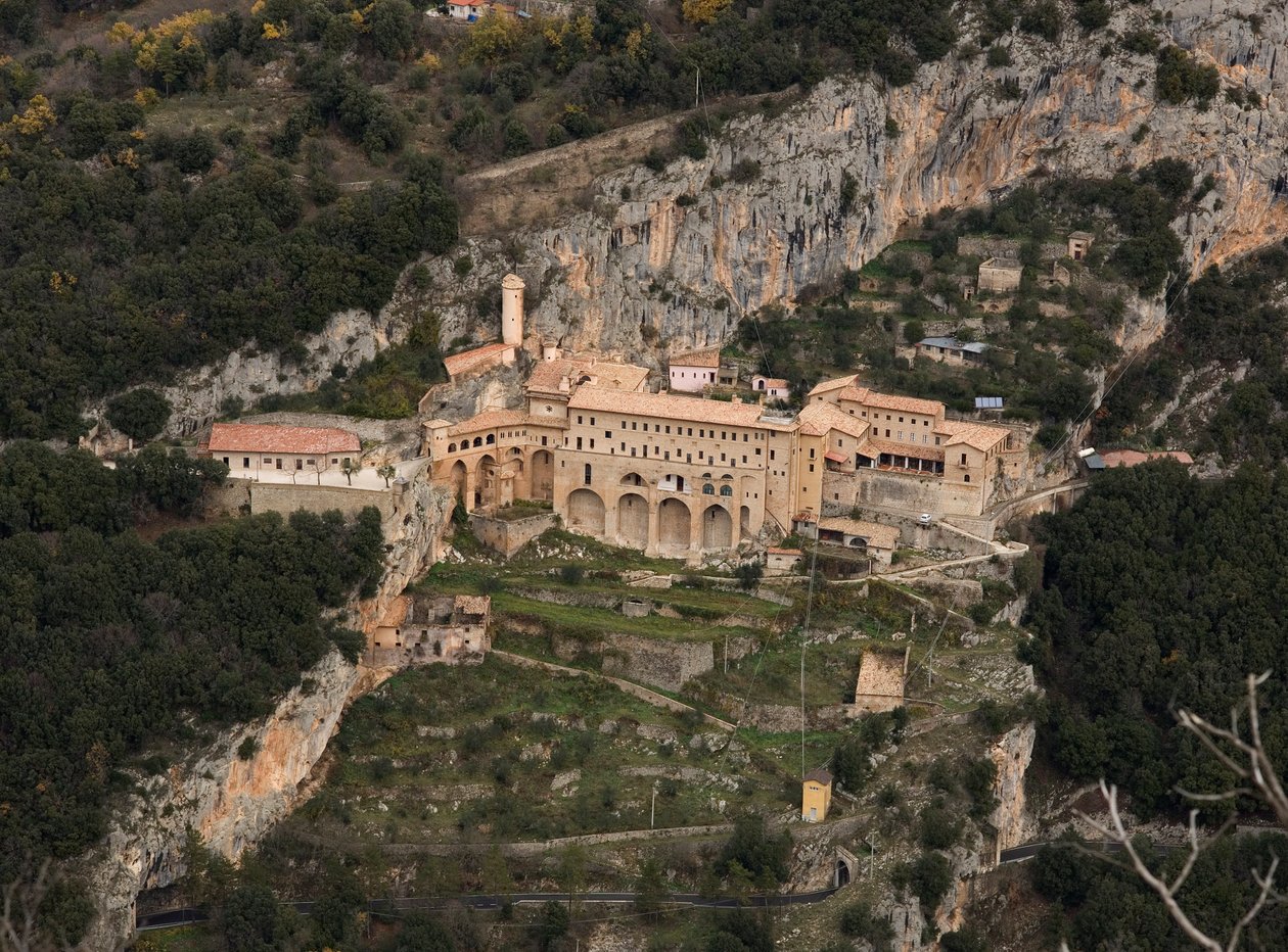 Oversigt over klosteret St. Benedetto (Sacro Speco) bygget fra det 12. århundrede, Subiaco (Rom), Italien af Italian School