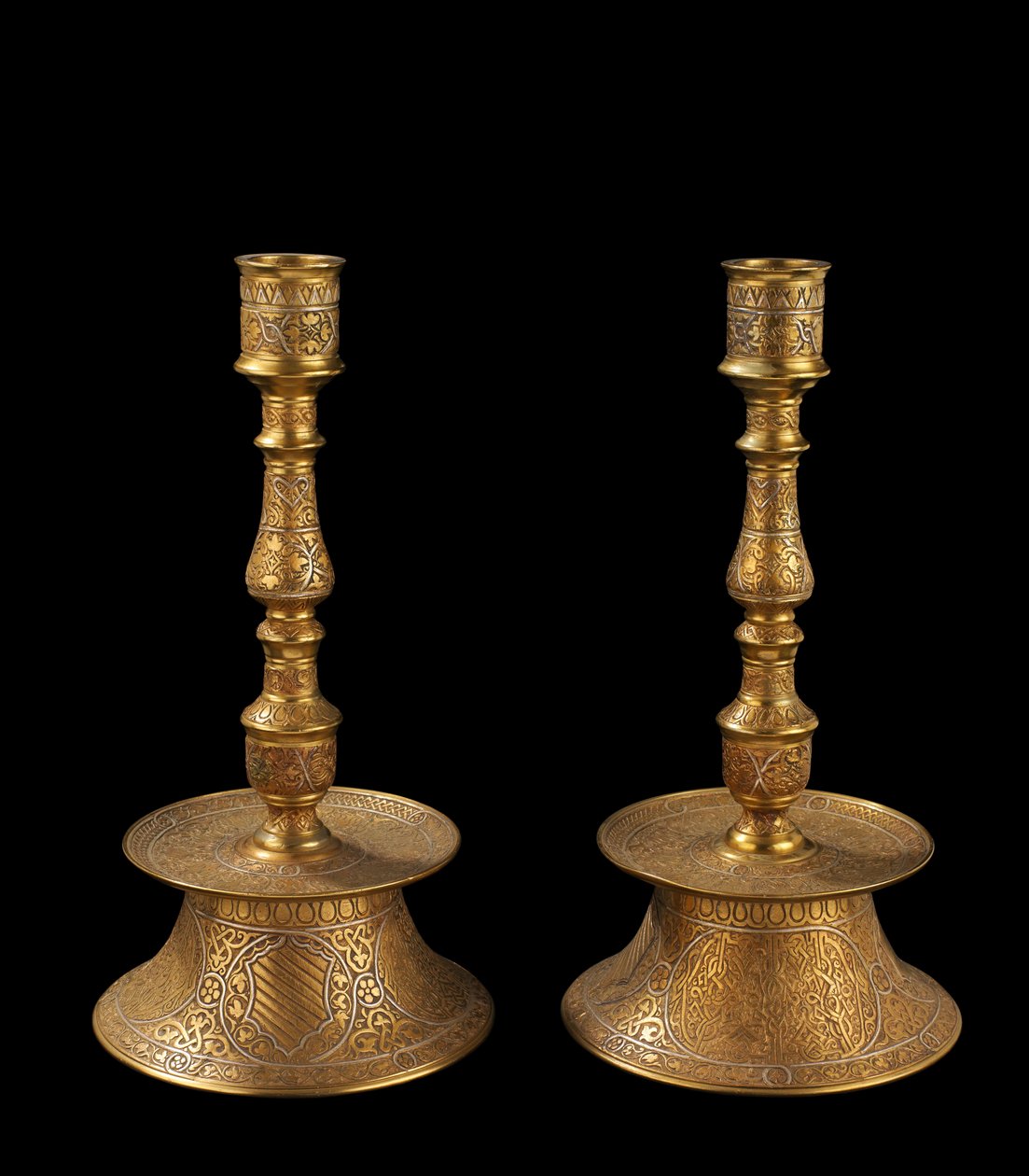 Et par lysestager af støbt bronze med sølvbelægning, hver med et våbenskjold, tidligere kaldet "Belegno of Venice", og et blankt skjold, 1800-99 af Italian School