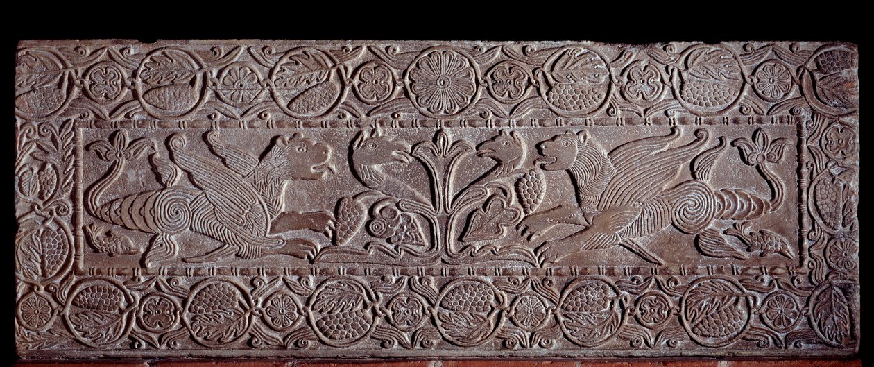 Brystning af sten dækket med lave relieffer, der repræsenterer Livets Træ, dragernes vinger, Fra Teodotes sarkofag, 8. århundrede af Italian School