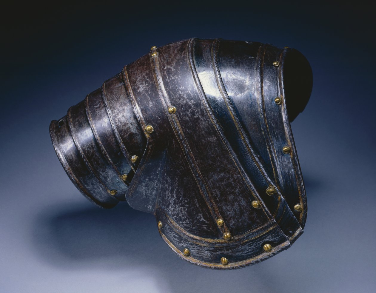 Pauldron til højre skulder, ca. 1560-70 (blåt og forgyldt stål) af Italian School