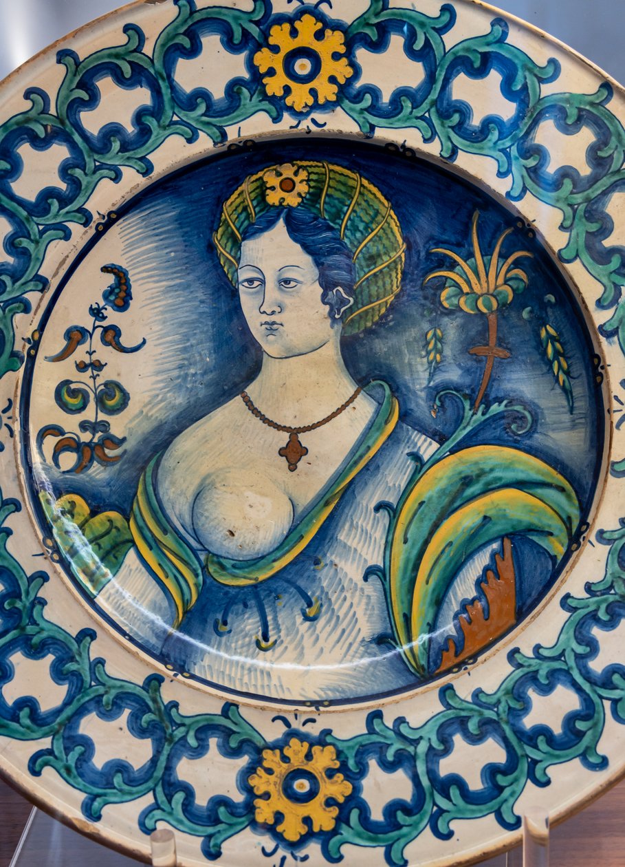 Tallerken dekoreret af en smuk kvindebuste, med tornekronemotiv, første halvdel af 1500-tallet (majolica) af Italian School