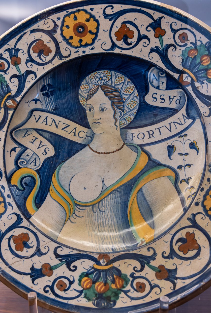 Tallerken dekoreret af en smuk kvindebuste, med motiv, første halvdel af 1500-tallet (majolica) af Italian School