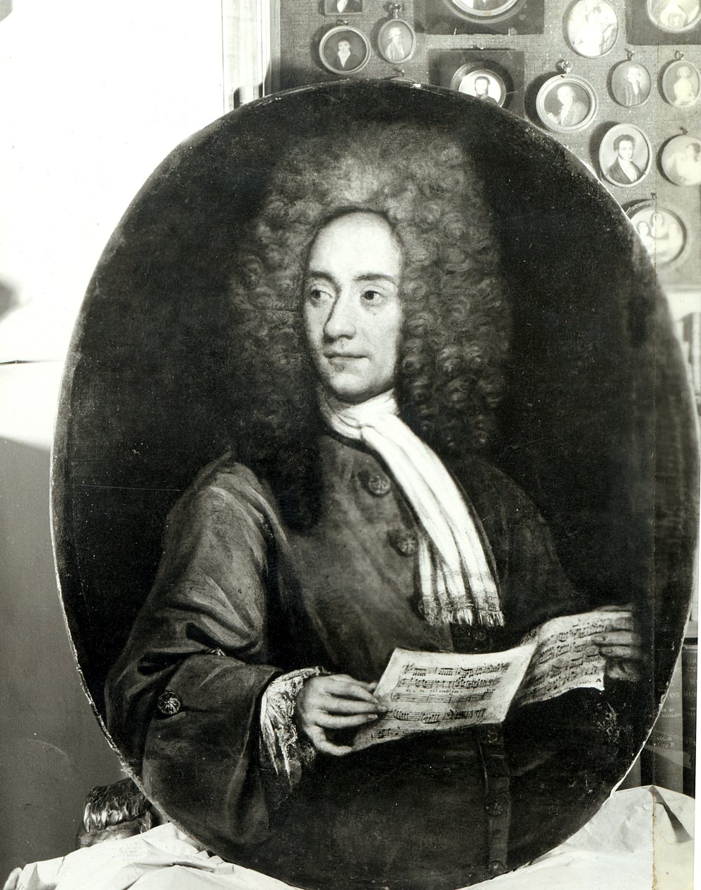 Portræt af komponisten Tomaso Giovanni Albinoni (1671-1751) med et partitur af Italian School