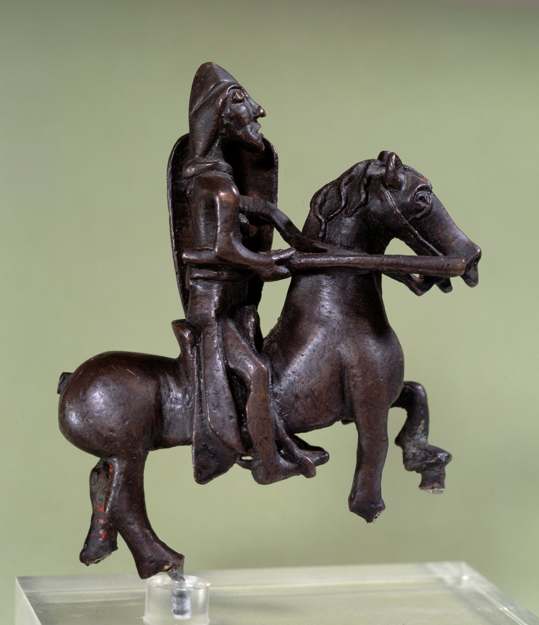 Romansk kunst: bronzeridderstatuette med rustning. Bronzeskulptur af den italienske skole. 11. eller 12. århundrede. Paris, Louvre-museet af Italian School