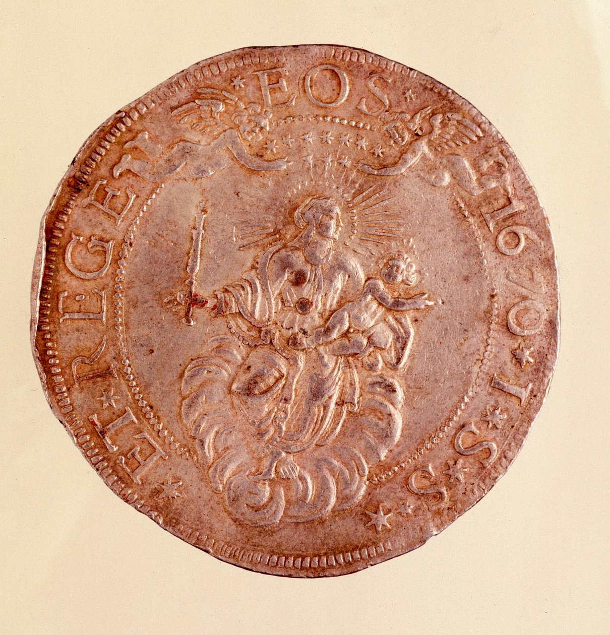 Sølvmønt fra Republikken Genova (gener) med repræsentation af jomfru Maria med Jesus barn. 1670. Diam. 5,8 cm Napoli, museo archeologico af Italian School