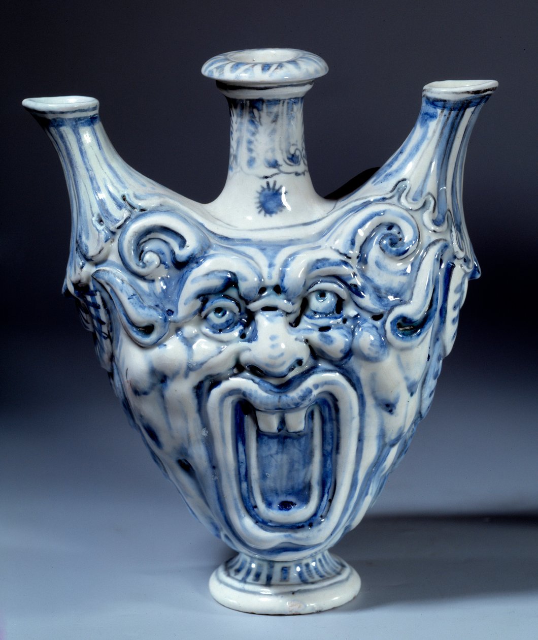 Blød porcelænsflaske fra det 16. århundrede, fremstillet af Francois II de Medicis (1544-1560) Sevres, porcelænsfremstilling af Italian School