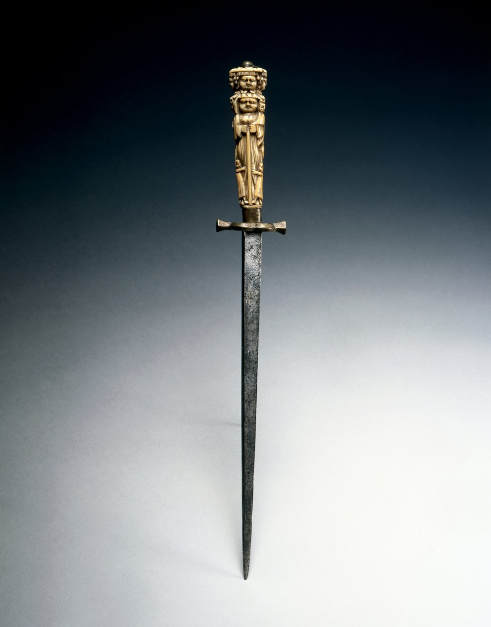 Stiletto med greb udformet som figurer af Charity, Justice, and Hope, ca. 1650 (stål, messing og elfenben) af Italian School