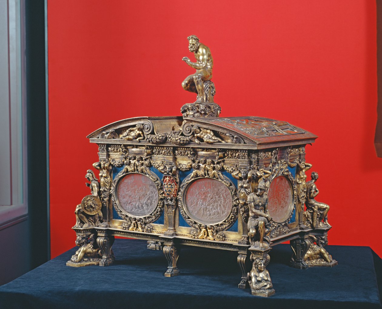 The Farnese Chest, af Sebastiano Sbarri (fl.1548-61) og Giovanni Bernardo da Castel Bolognese, 1548 (sølv og lapis lazuli) af Italian School