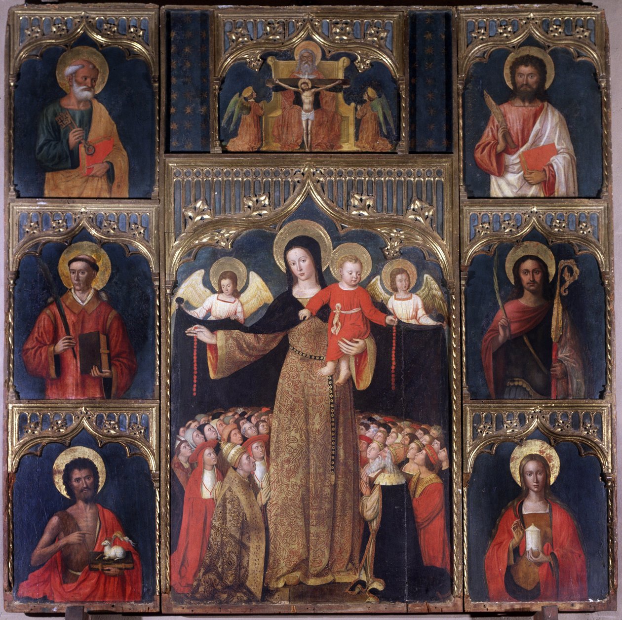 Jomfruen med Kristusbarnet: Vor Frue (Vor Frue) altertavle af rosenkransen. Seks helgener omgiver Jomfruen: Sankt Peter, Sankt Johannes Døberen holder Guds Lam, Sankt Barthelemy, Sankt Stefan, Sankt Julian, Sankt Maria Madeleine. Ovenfor, cruc af Italian School