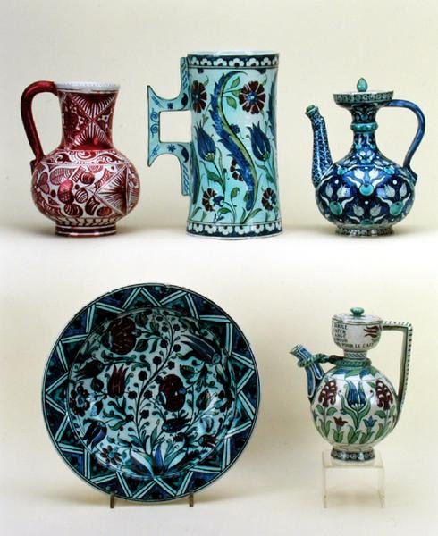 Top, L-R: Kande; Stor Tankard; Orientalsk kaffekande; Bund, L-R: Oplader; Orientalsk kaffekande, alt maiolica fra Cantagalli Factory, ca. 1890 (lertøj) af Italian School