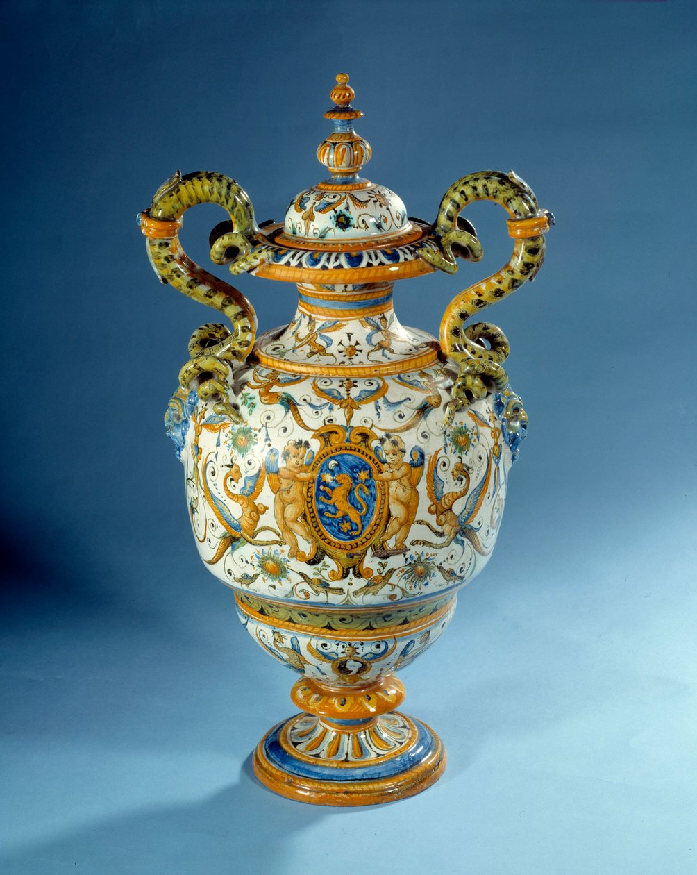 Vase med snoede hanke i majolic (maiolica) fremstillet på fajancefabrikkerne i Patanazzi i Italien (slutningen af det 16. og 17. århundrede) Paris, Louvre Museum af Italian School