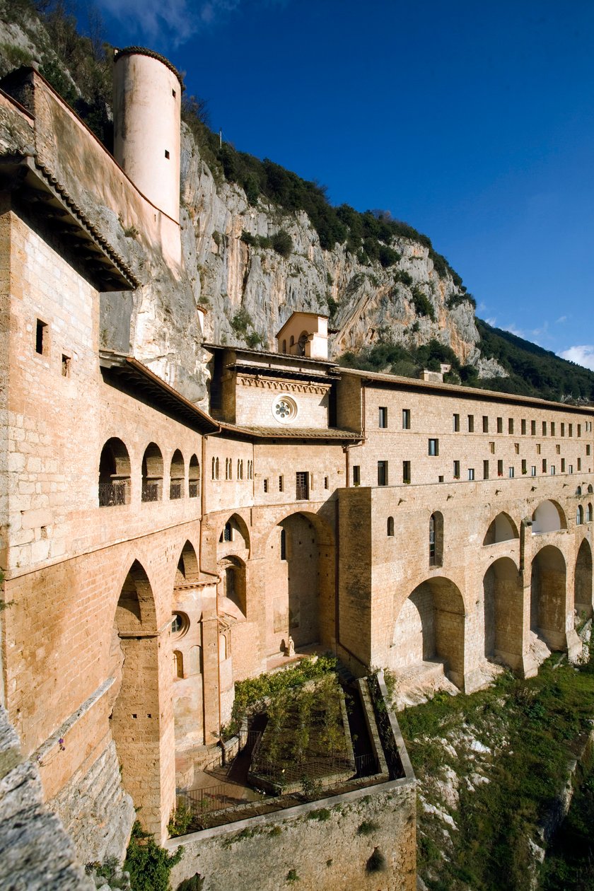 Udsigt over klosteret St. Benedetto (Sacro Speco) bygget fra det 12. århundrede, Subiaco (Rom), Italien af Italian School