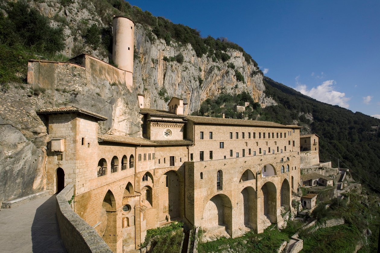 Udsigt over klosteret St. Benedetto (Sacro Speco) bygget fra det 12. århundrede, Subiaco (Rom), Italien af Italian School