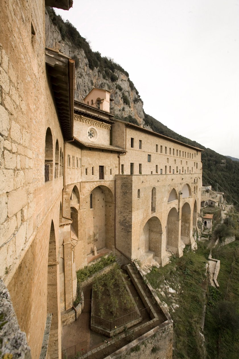 Udsigt over klosteret St. Benedetto (Sacro Speco) bygget fra det 12. århundrede, Subiaco (Rom), Italien af Italian School