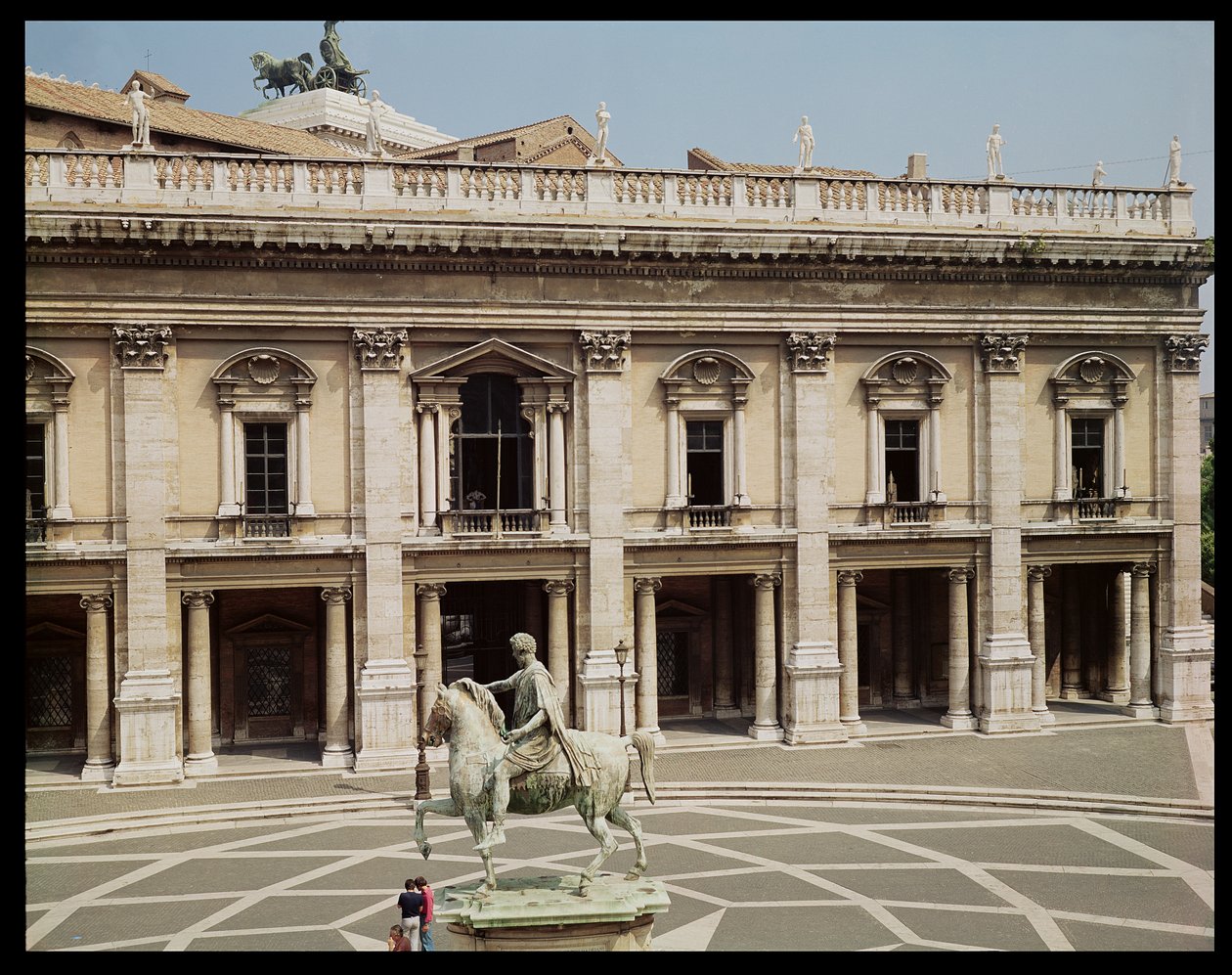 Udsigt over Palazzo Nuovo og rytterstatuen af Marcus Aurelius (121-180 e.Kr.) af Italian School