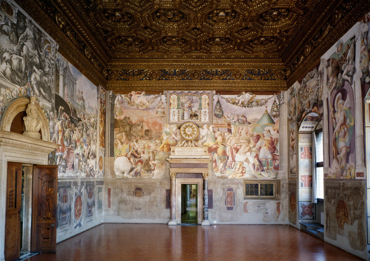 Udsigt over Sala dellUdienza mod Cappella dei Priori, designet af Benedetto (1442-97) og Giuliano (1432-90) da Maiano, fresker af Francesco de Rossi Salviati (ca. 1520-75) (efter restaurering) af Italian School