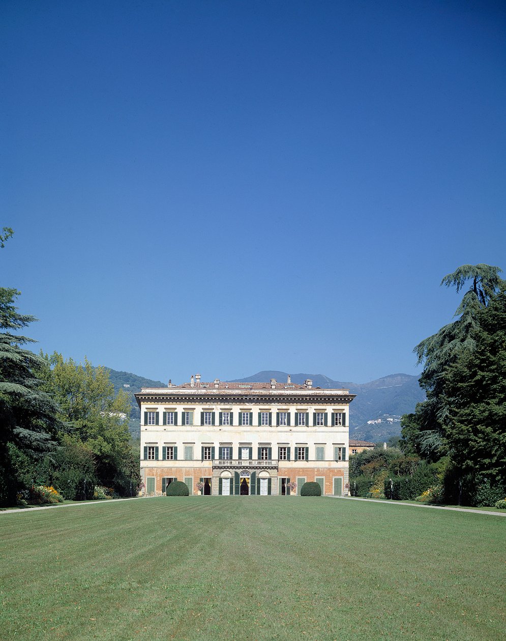 Udsigt over facaden af ​​Villa Reale di Marlia (eller Palazzo Orsetti) af Italian School