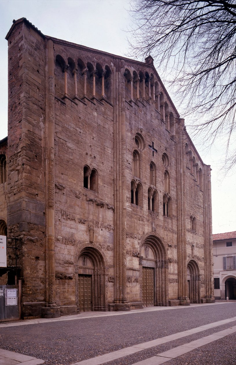 Udsigt over facaden af kirken St Michele Maggiore af Italian School