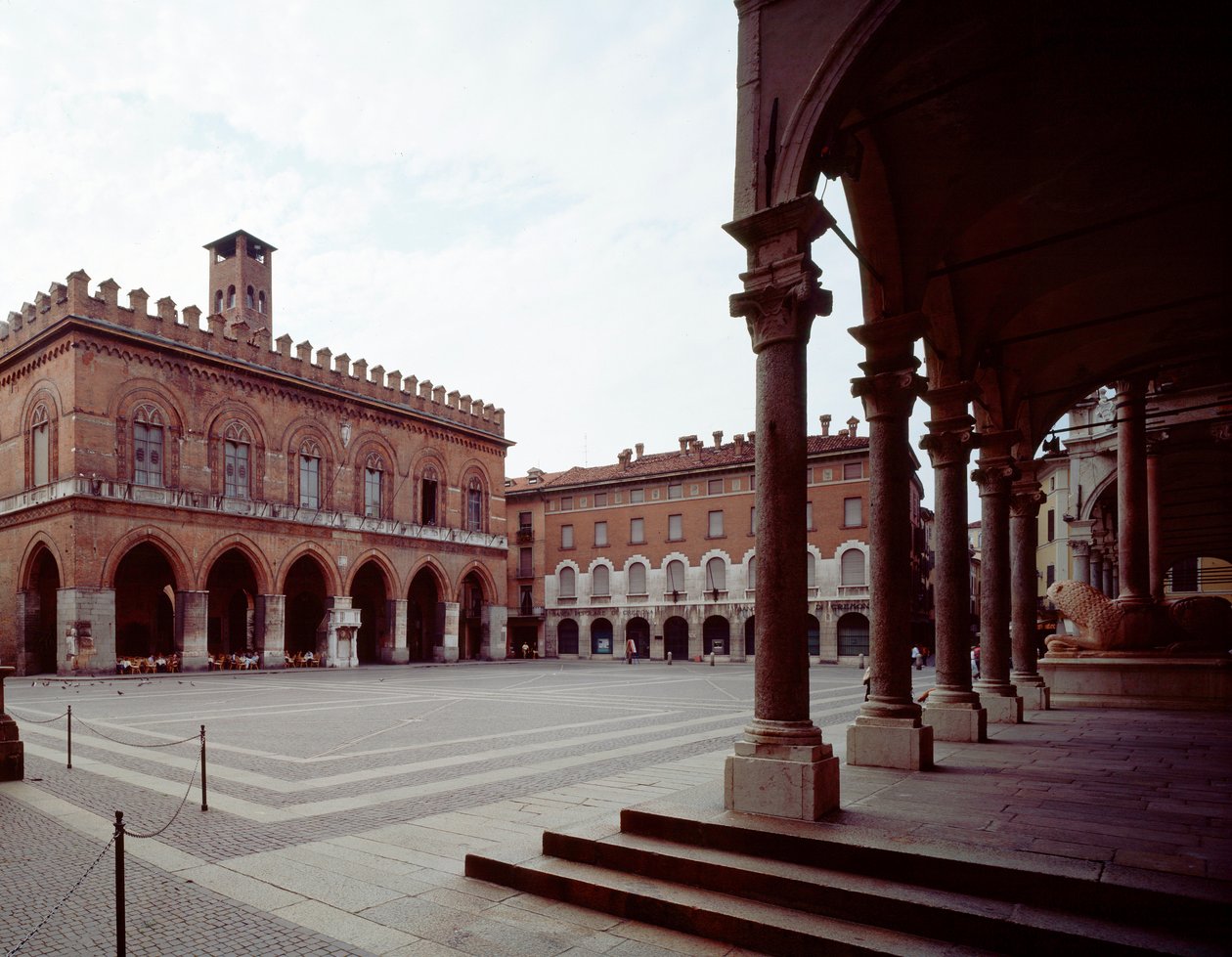 Udsigt over hovedtorvet (Piazza del Comune) af Italian School