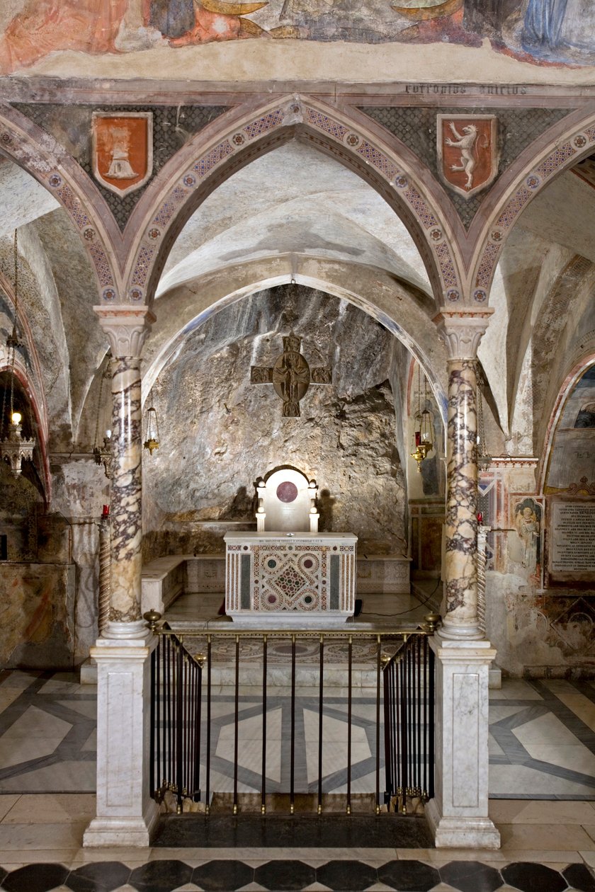 Udsigt over den øvre kirkes præstegård med hovedalteret i kosmatesk stil. 13. århundrede. Klosteret Saint Benedetto (Sacro Speco), Subiaco (Rom), Italien af Italian School