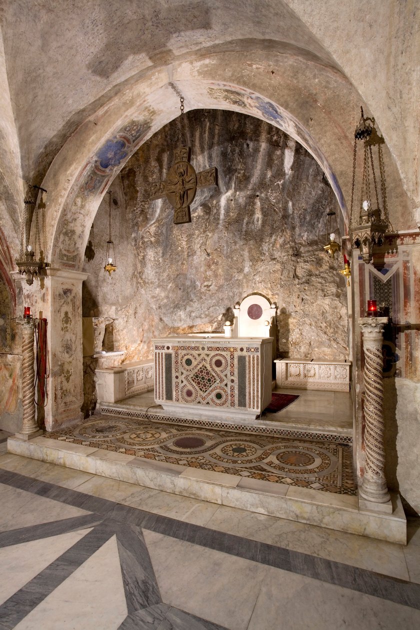 Udsigt over den øvre kirkes præstegård med hovedalteret i kosmatesk stil. 13. århundrede. Klosteret Saint Benedetto (Sacro Speco), Subiaco (Rom), Italien af Italian School