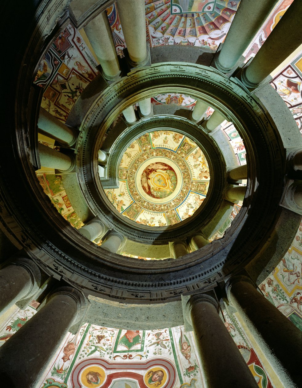 Udsigt over stenvindeltrappen, der ser op mod loftet, designet af Jacopo Vignola (1505-73) og hans efterfølgere, 1557-83 af Italian School