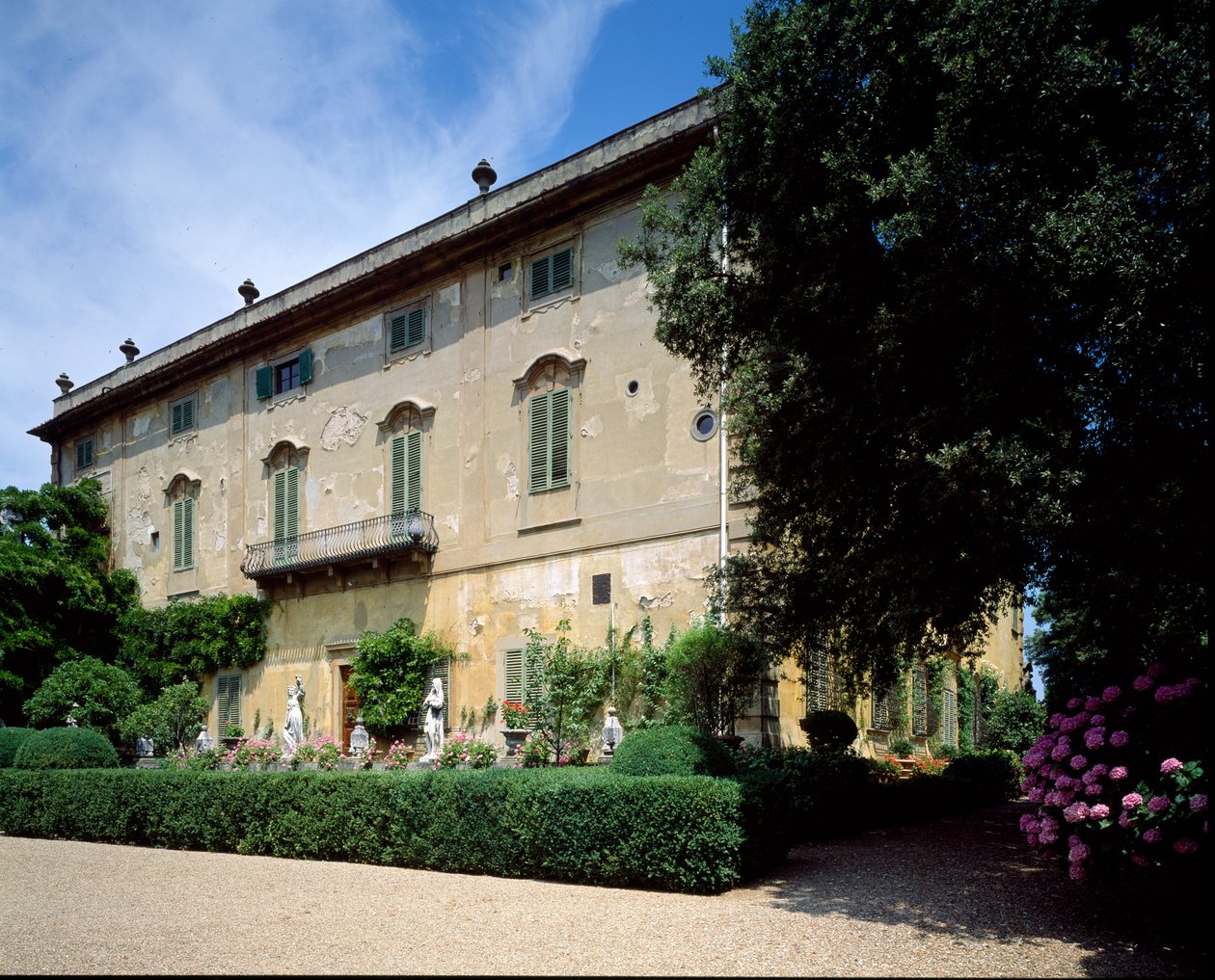 Udsigt over den vestlige facade af Villa La Pietra af Italian School