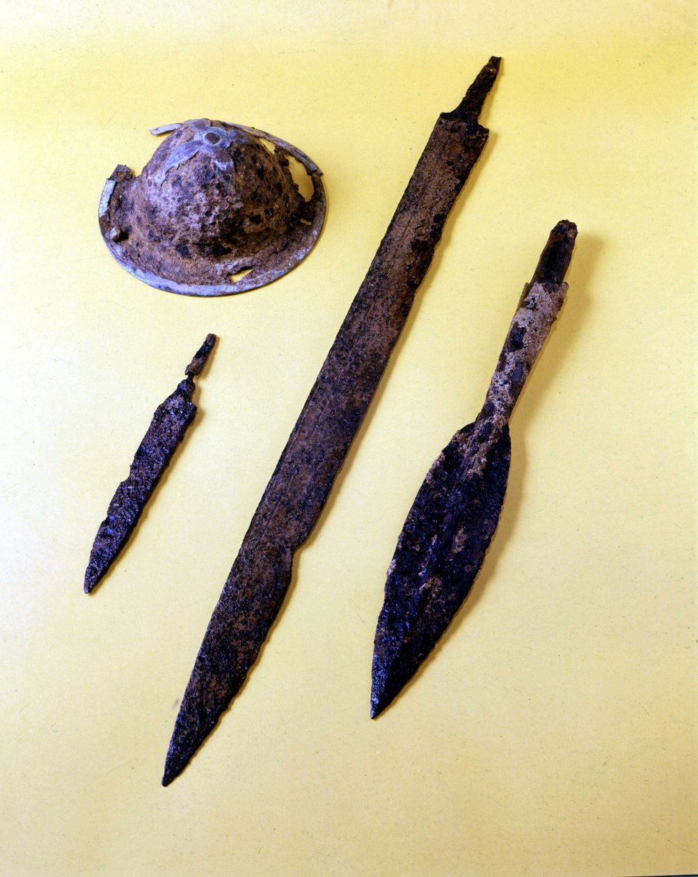 En langobardisk krigers våben: skjoldparaply, dolk, sværd og spydspids. Cividale del Friuli-museet. af Italian School