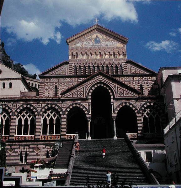Vestfacade af katedralen SantAndrea, 1203 af Italian School
