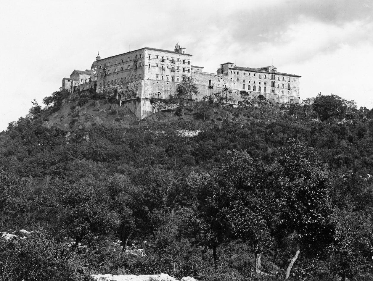 Generelt billede af klosterets ydre på Monastery Hill af Italian School Italian School