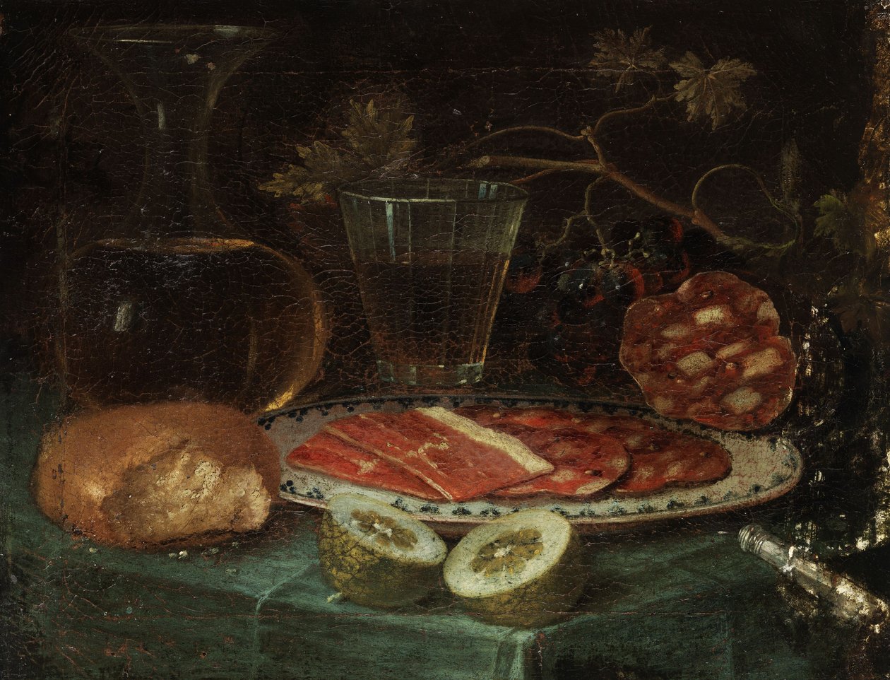 Stilleben med et stykke brød, en glaskaraffel, et vinglas, en tallerken med skinke og skinkepølse, en citron og en kniv med perlemorskaft af Italo flämischer Maler des 17. Jahrhunderts
