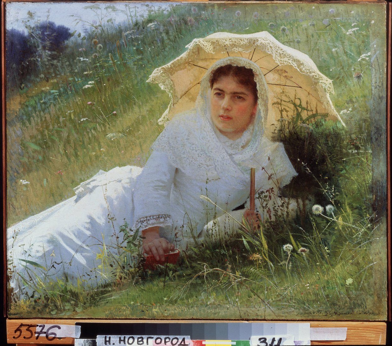 En varm dag. På græsset ved middagstid. (En varm dag. På græsset. middag). Kvinde i hvid blondekjole liggende på græsset med en parasol og en lille bog med rødt omslag. Maleri af Ivan Nikolayevich Kramskoi (1837-1887), olie på lærred af Ivan Nikolaevich Kramskoy