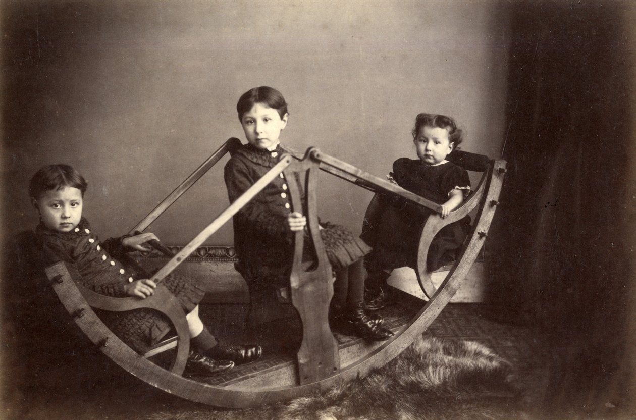 Tre søskende leger på deres gyngende vippe, 1880