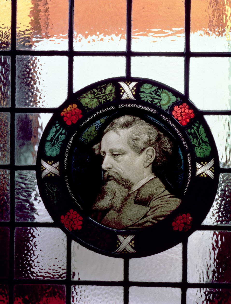 Vindue, der viser hovedet af Charles Dickens som en ældre mand (farvet glas) af J. Winbolt