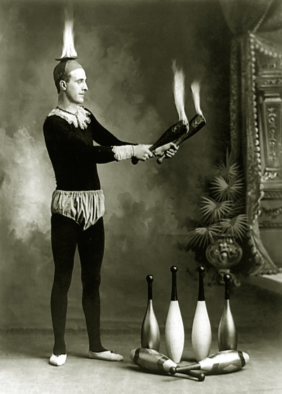 J.T. Doyle-, cirkus- og karnevaljonglør med flammende nåle og skål, ca. 1902 (bw-foto) af J.E. Pasonault