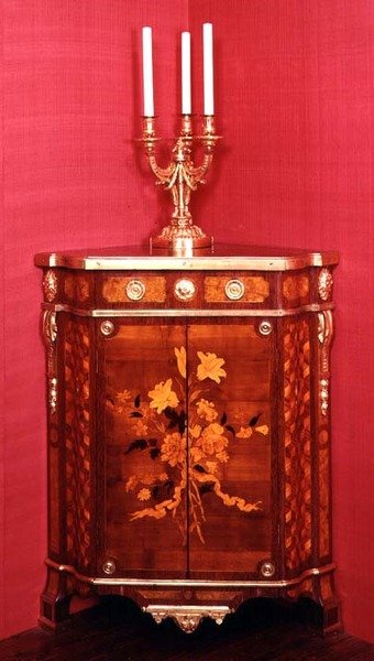 Hjørneskab, et af et par af J.F. Oeben, Paris, ca.1760-62 af J.F. Oeben c.1760 62 J.F. Oeben c.1760 62