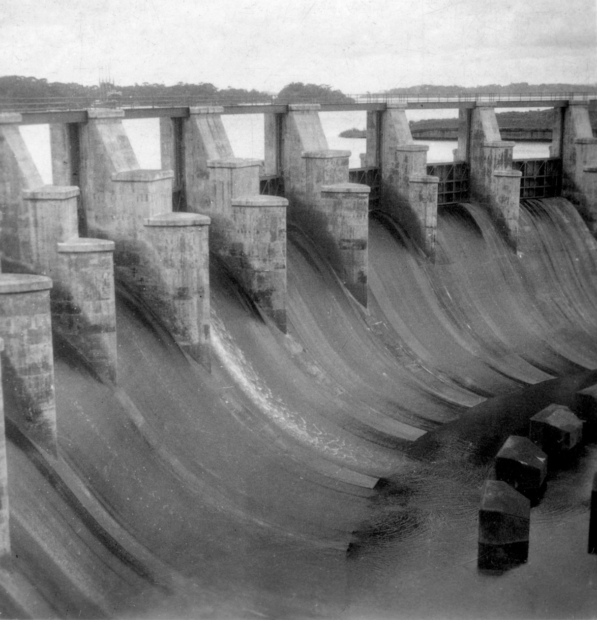 Overløbet, Gatun-slusen, Panamakanalen, Panama, begyndelsen af det 20. århundrede. af J. Dearden Holmes